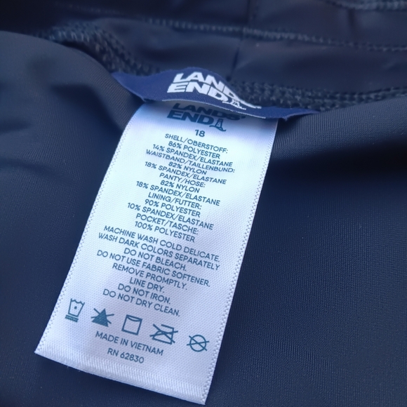 LANDS END WOMEN'S SIZE 18 SIDE POCKET BLUE SHORTS. - Picture 2 of 5